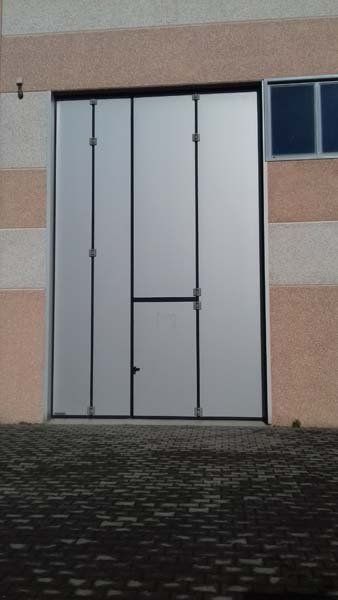 portone industriale per ingresso per magazzino
