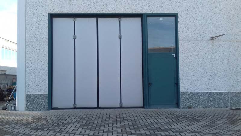 portone industriale per ingresso per fabbrica