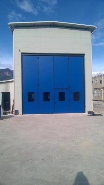 portone industriale blu