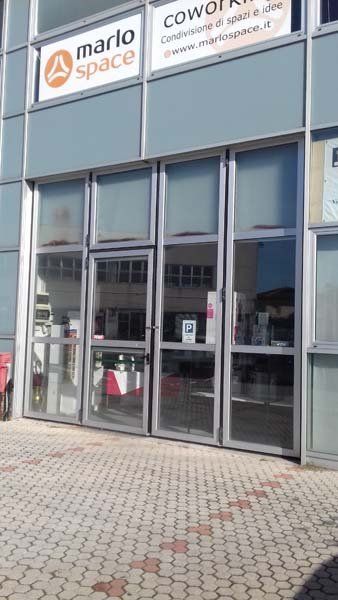 portone industriale per ingresso a ufficio