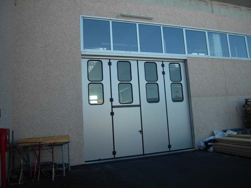 portone industriale per ingresso di macchinari
