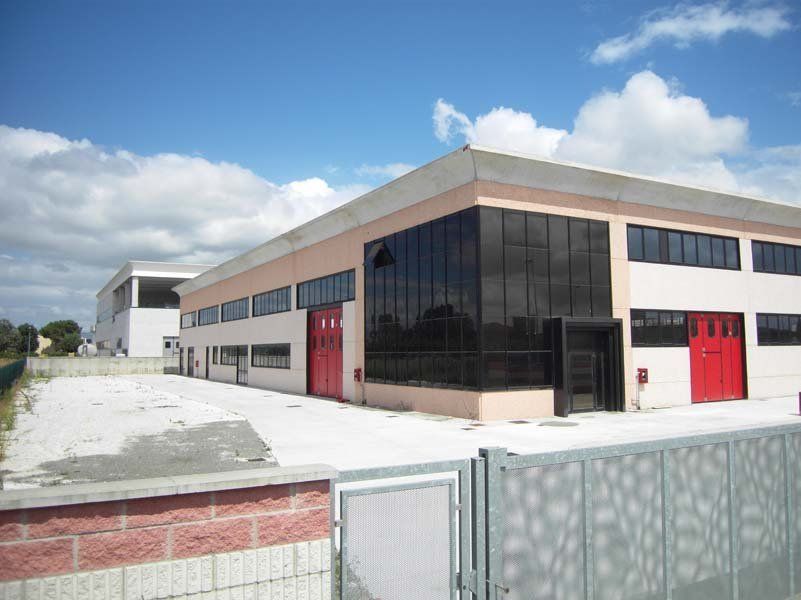 stabile con portoni industriali