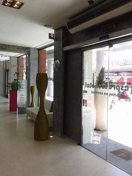 porta scorrevole automatica per ingresso di negozio