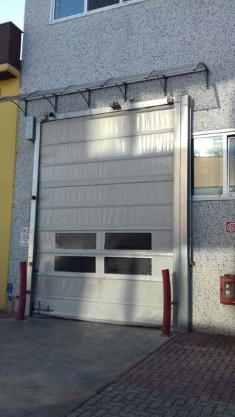 porta automatica per ingresso di magazzino