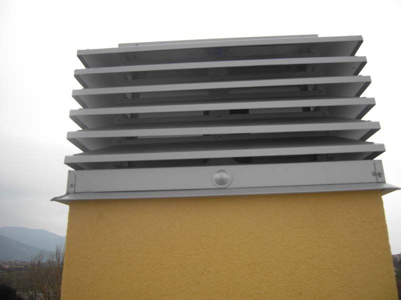 frangisole installato su facciata di nuovo condominio