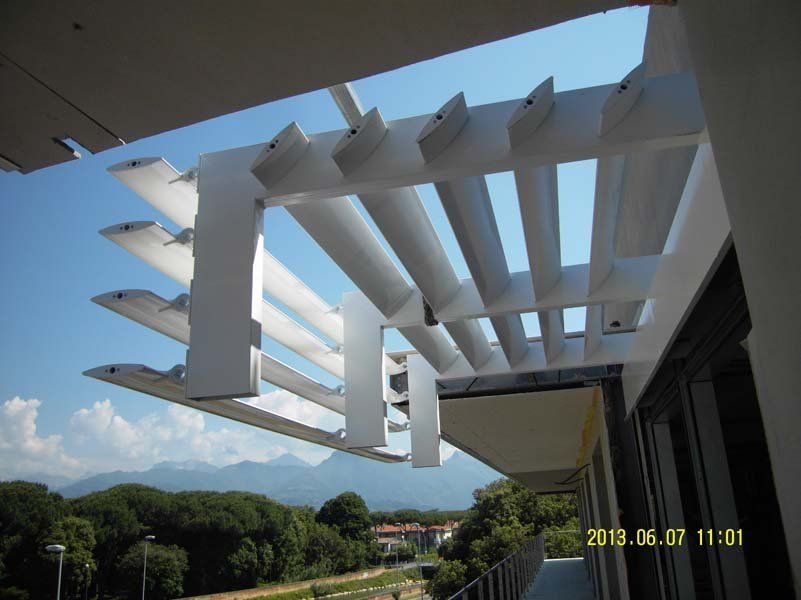 frangisole per tettoia di stabile