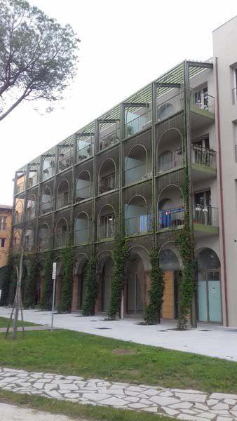frangisole installato su facciata di palazzo condominiale moderno