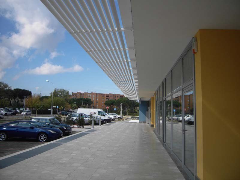 frangisole installato su facciata di centro commerciale