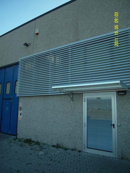frangisole installato su facciata di azienda