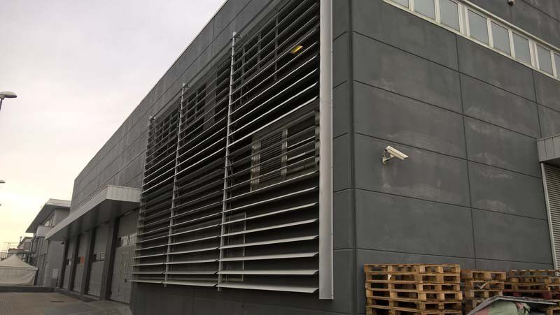 frangisole installato su facciata di edificio