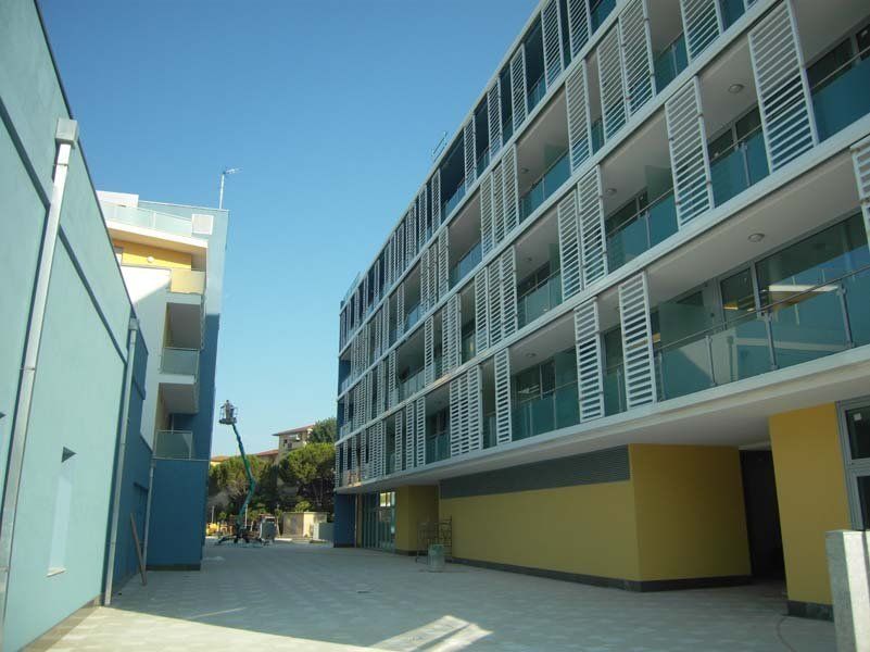 palazzo con parapetto in acciaio