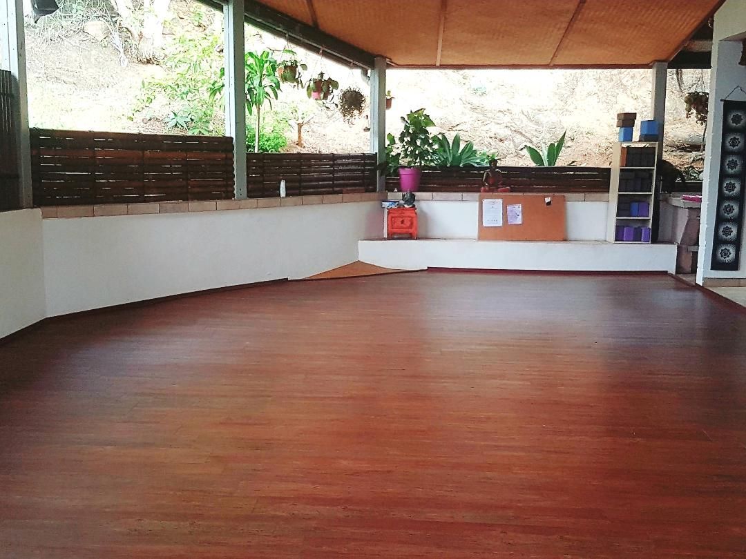 Une pièce vide avec un plancher en bois et des murs blancs