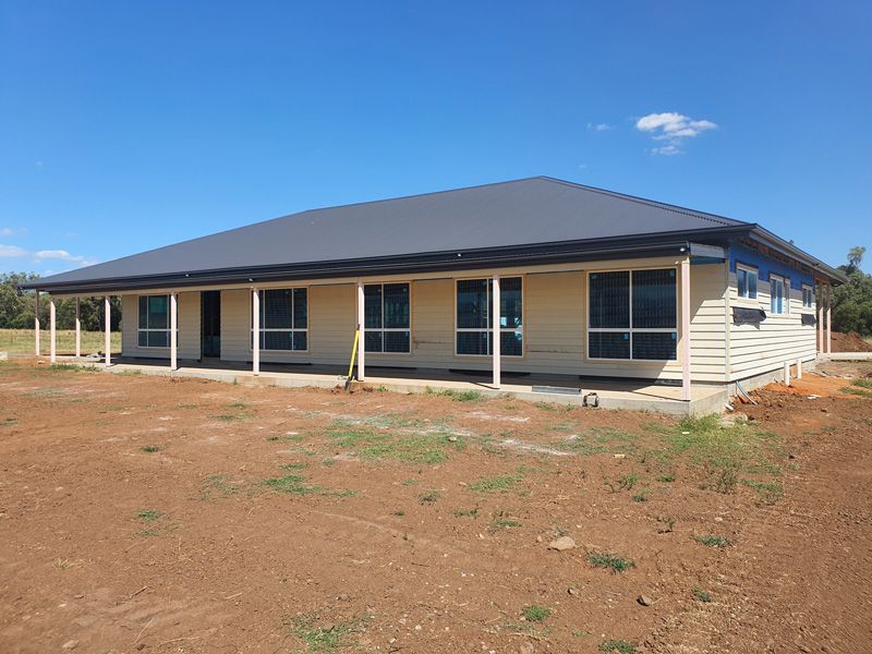 One floor white house — Home Builders in Narrabri, NSW