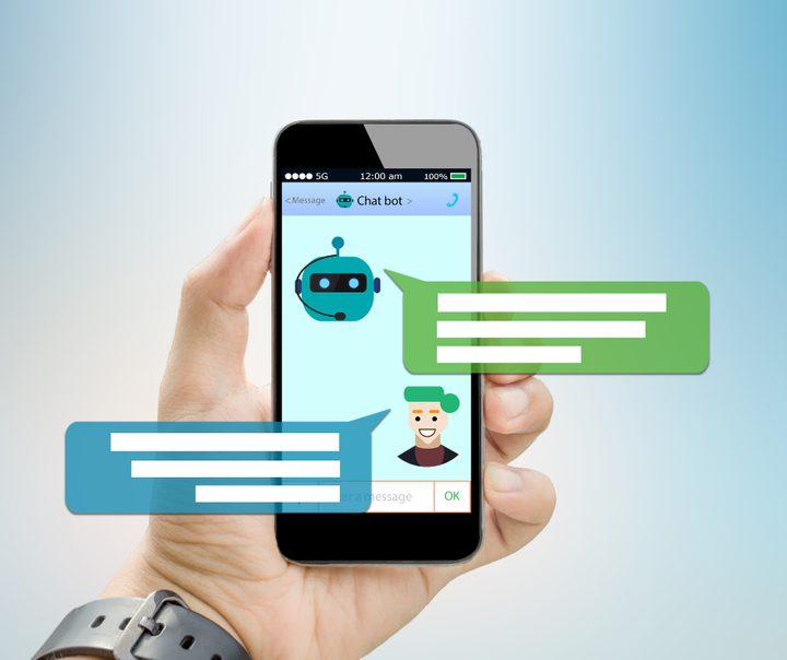 Una mano sostiene un teléfono inteligente con un chatbot en la pantalla.