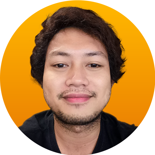 A man with a beard is smiling in a yellow circle.