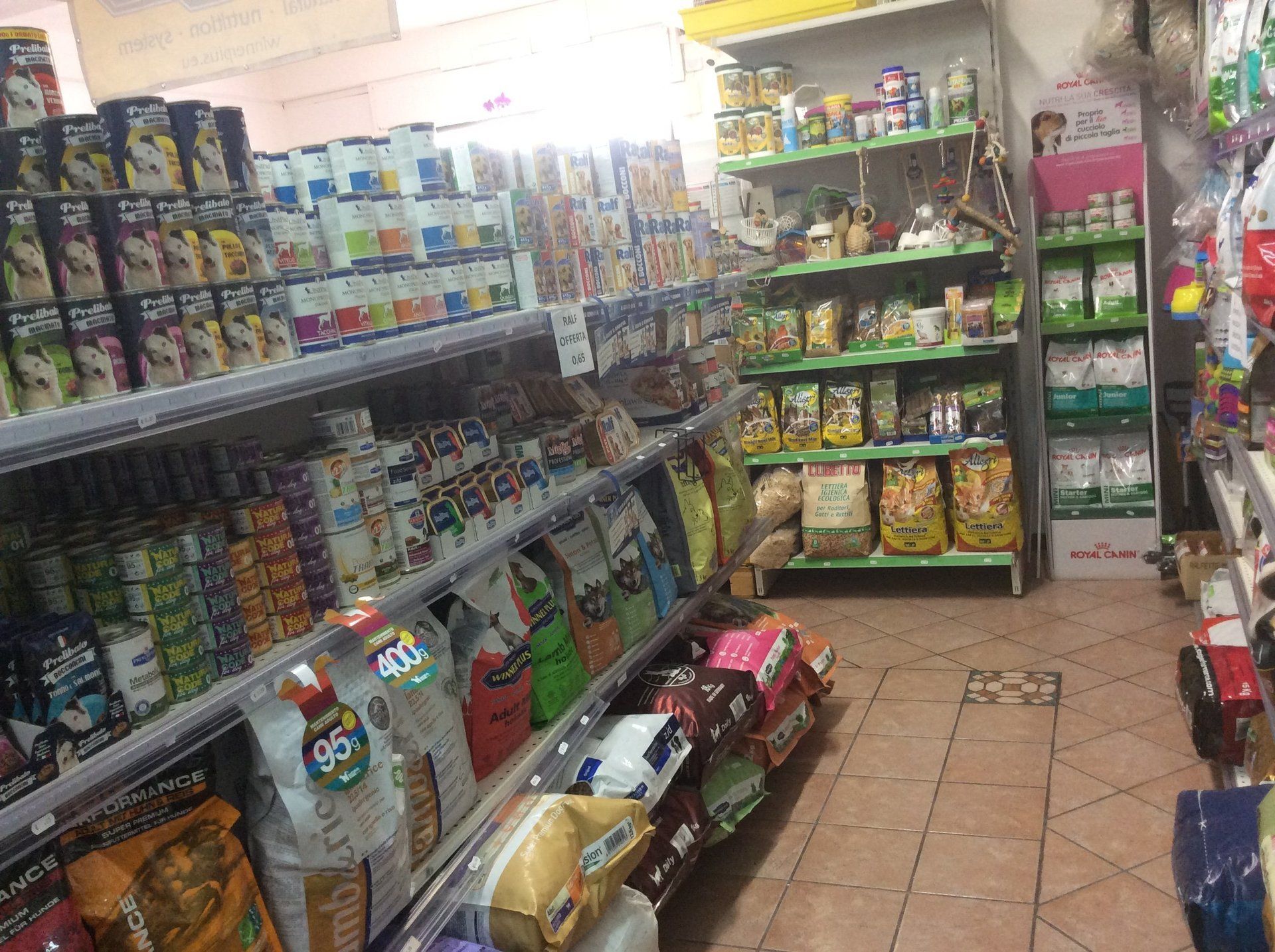 Cibo per gatti e cani in esposizione