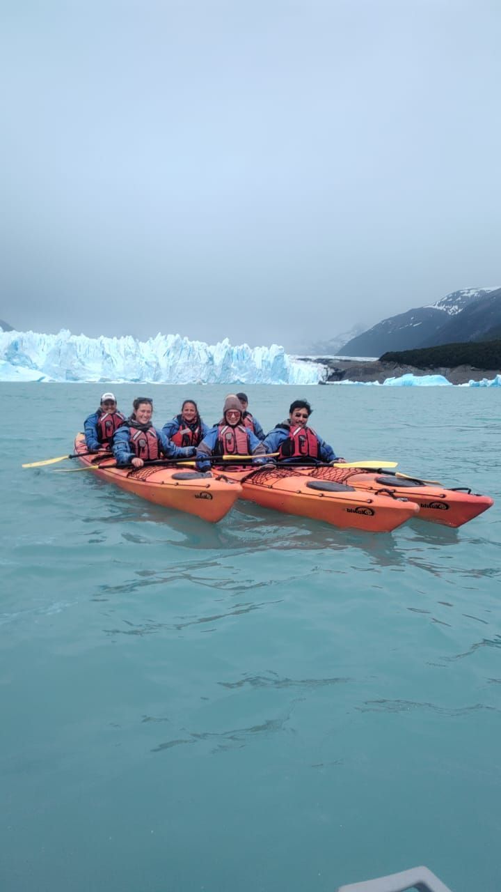 Un grupo de personas están en kayaks en el agua.