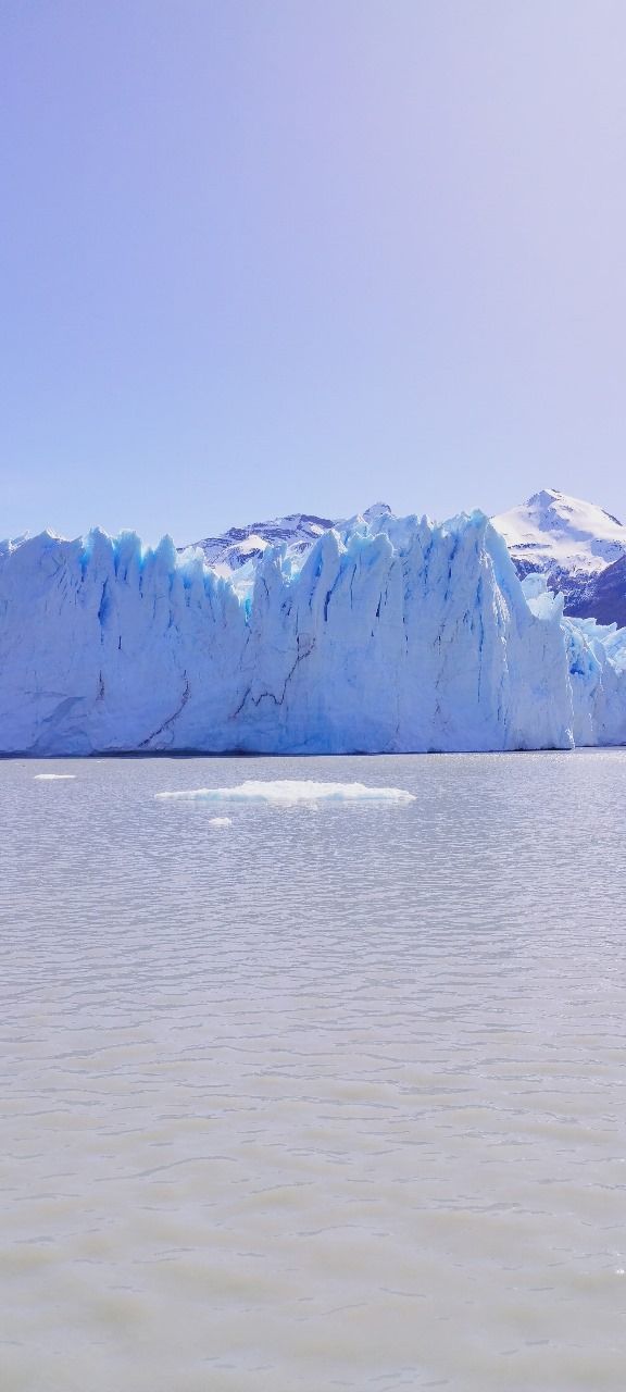 Un gran iceberg se encuentra en medio de una gran masa de agua.