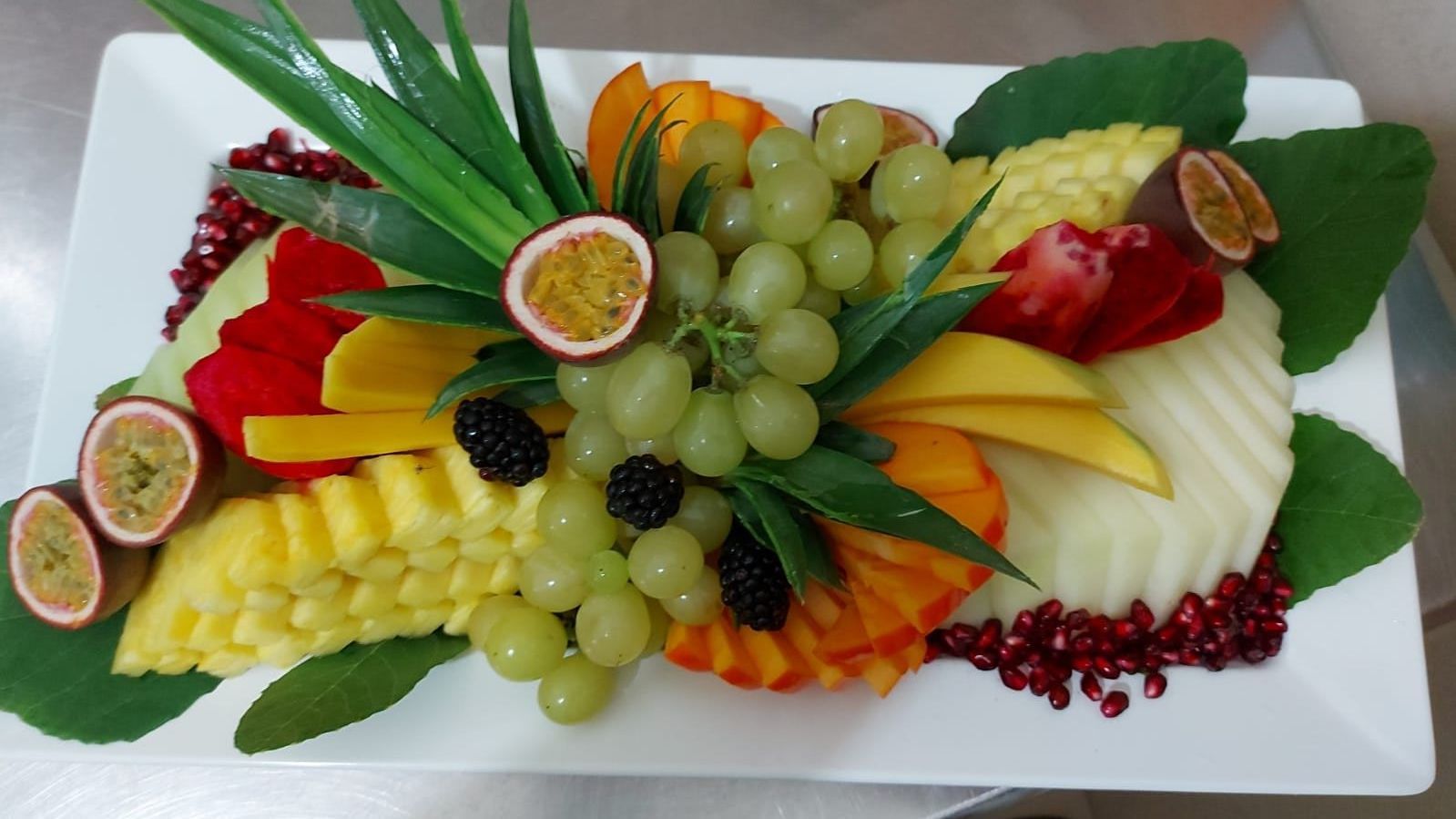 cesti frutta con uva, ananas e molto altro