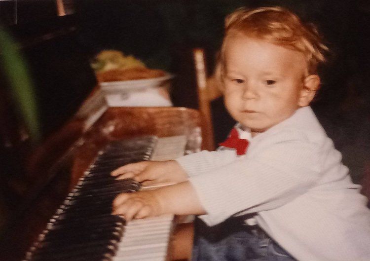 Matuesz playing the piano as a kid.