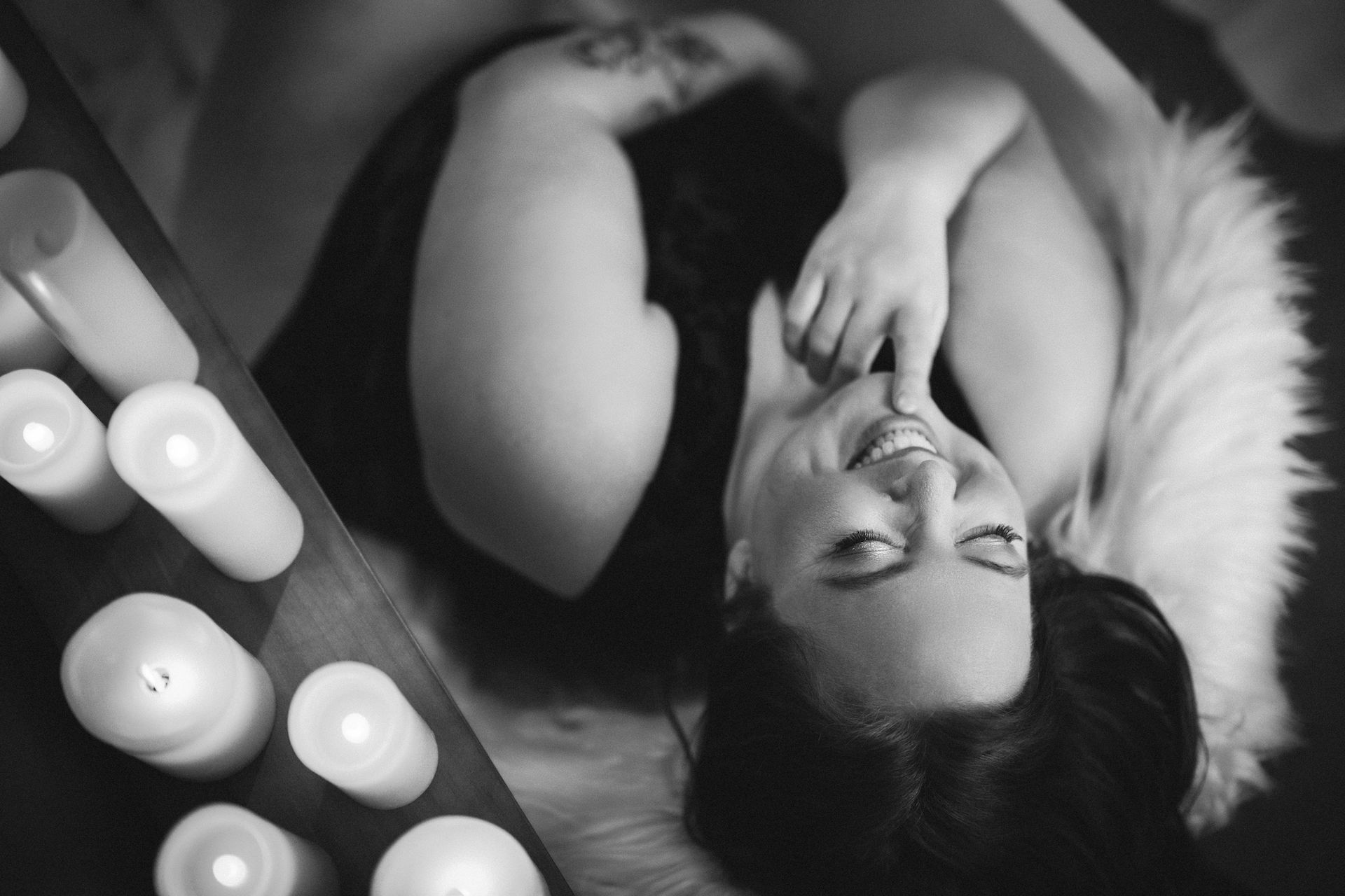 boudoir photographer in Salt Lake City, smiling woman in bathtub