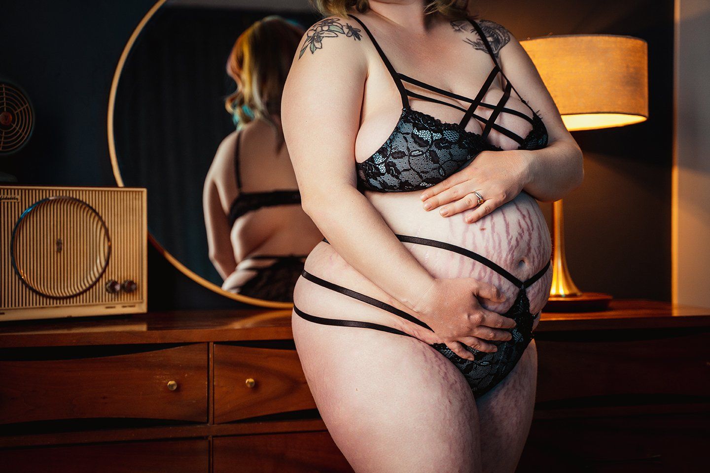pregnant woman with stretch marks