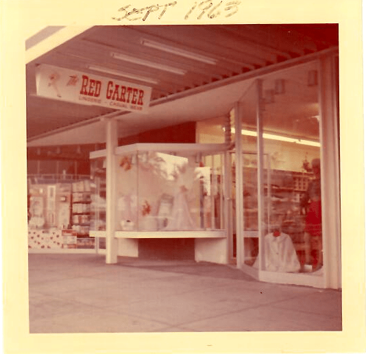 A store front with a sign that says red carter