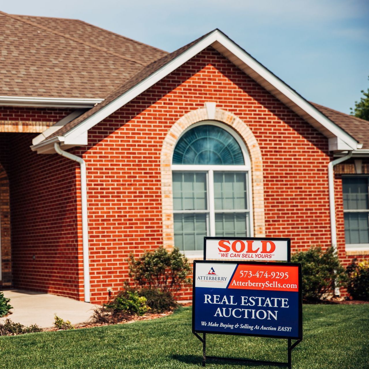 A Yard Sign Advertising Property for Sale Through an Online Auction With Atterberry.