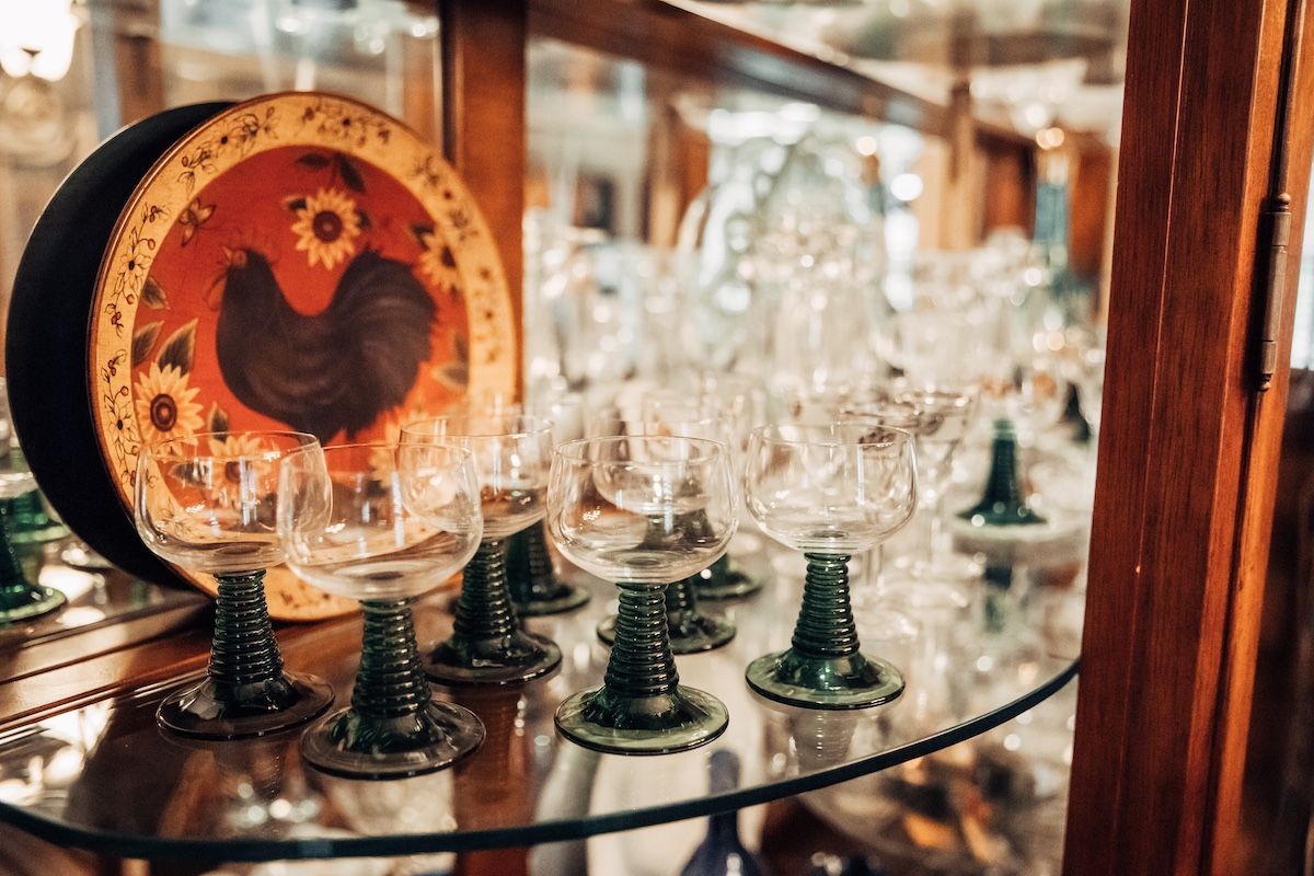 From Dishes to Antique Rugs, Atterberry Knows What Vintage Items People Are Buying in 2026