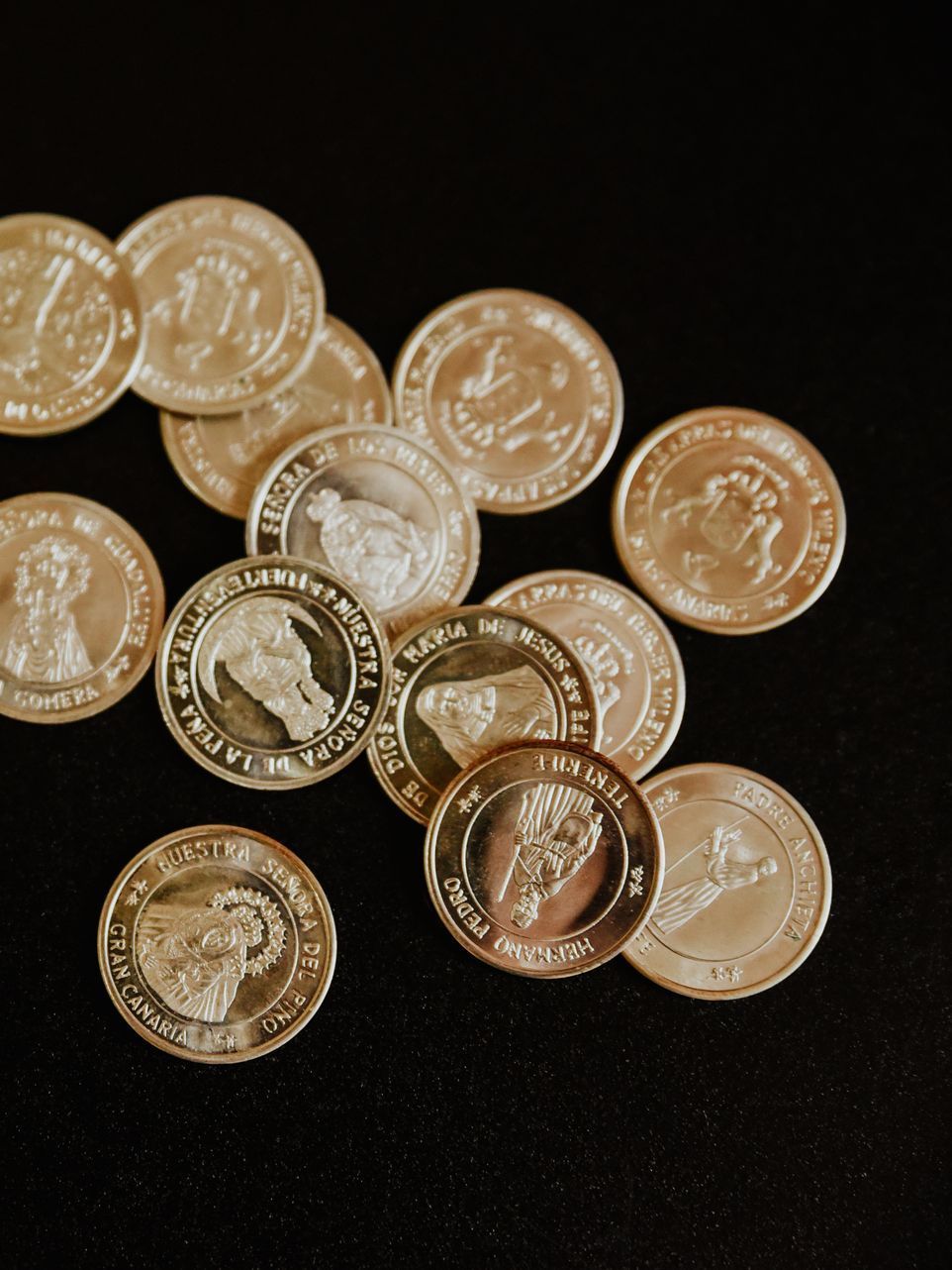 A Small Pile of Rare Gold Collectible Coins. Buy & Sell Coins at Auction With Atterberry Auction.