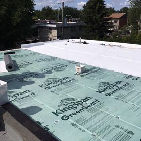 Installation du matériau de toiture vert Kingspan GreenGuard sur un toit plat.