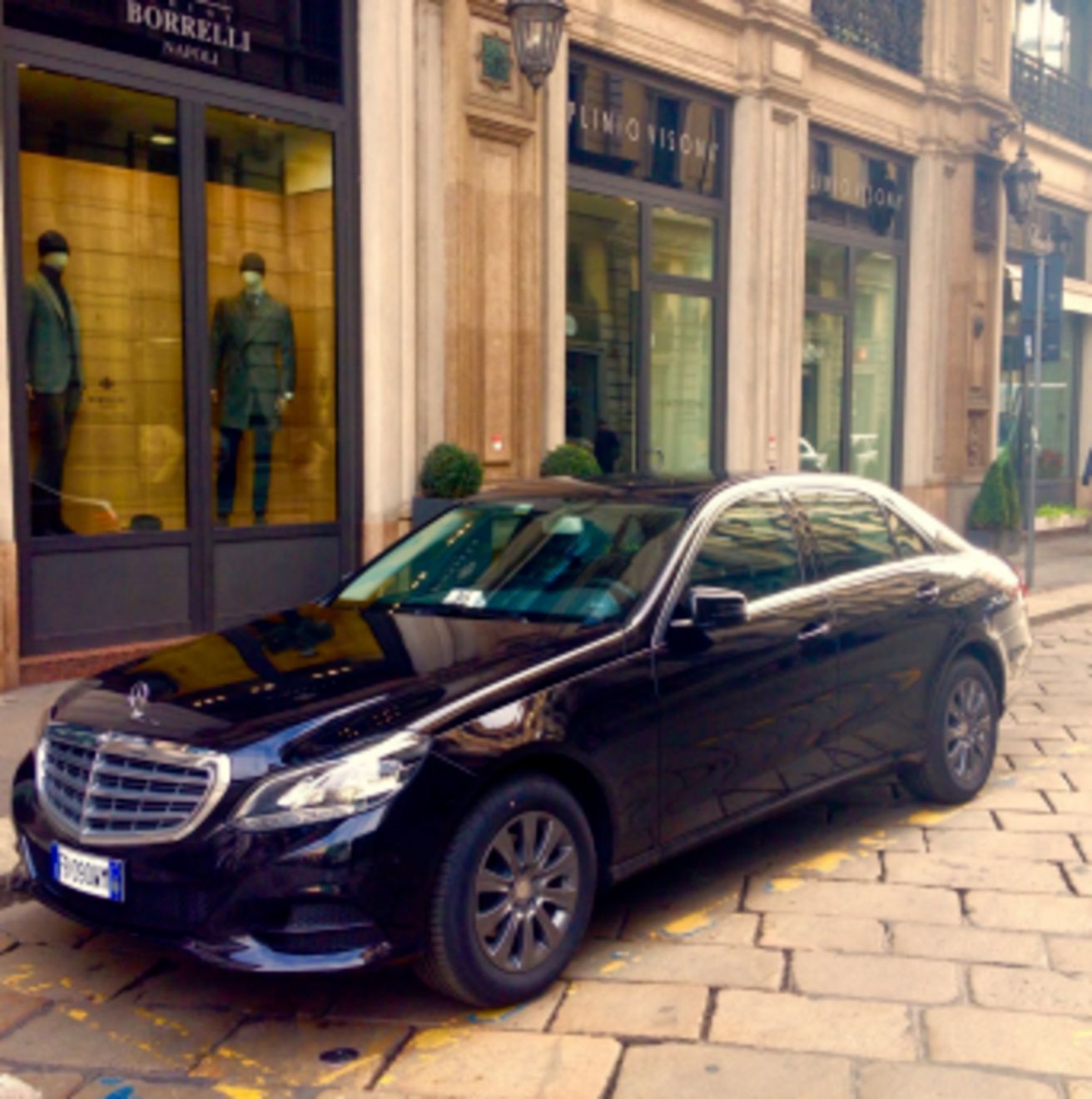 mercedes nera per noleggio davanti hotel