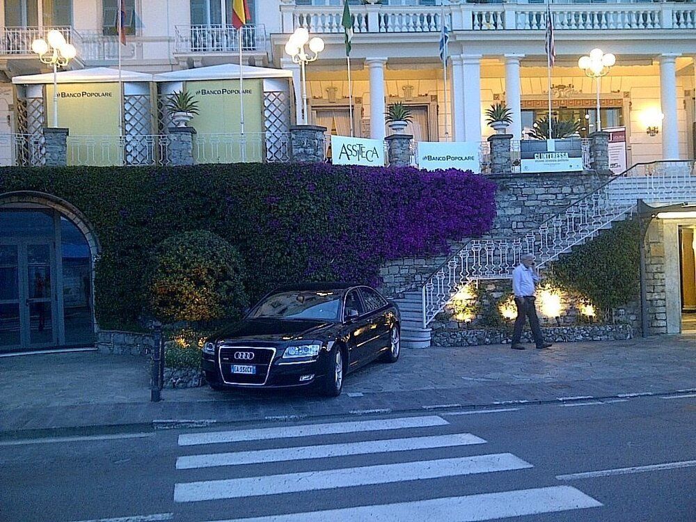 auto a noleggio davanti sala ricevimento