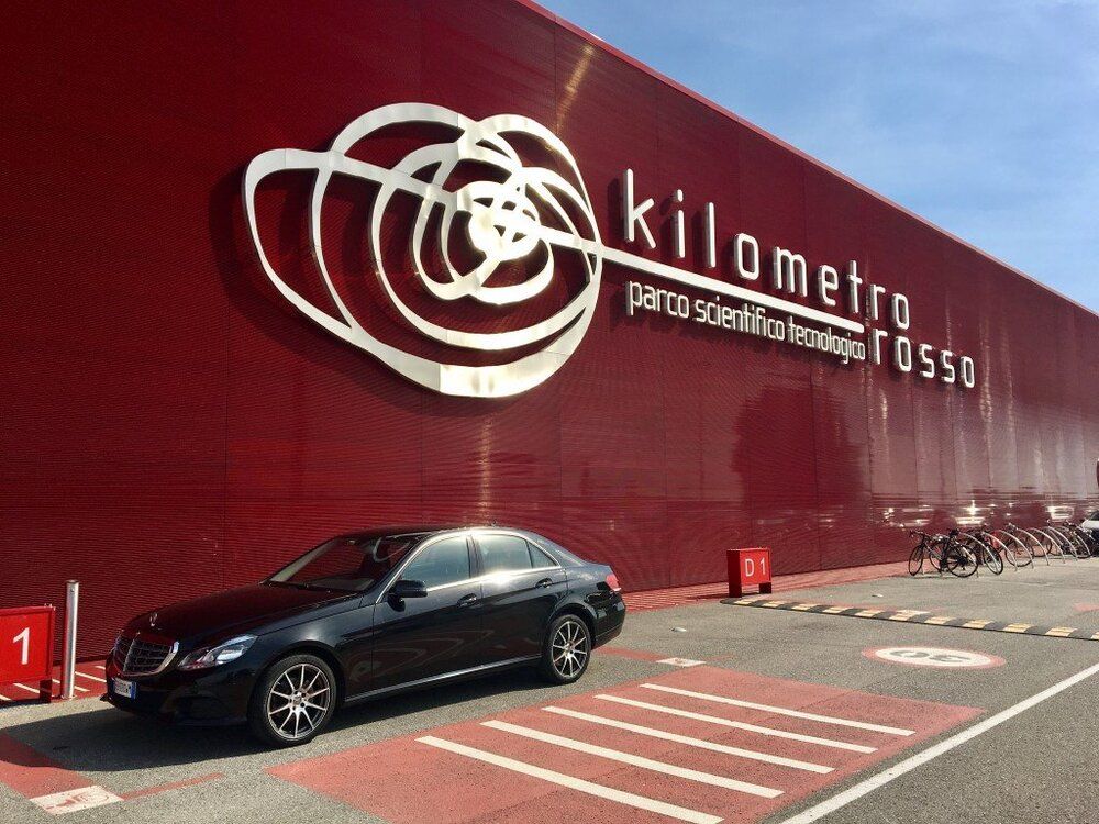 auto berlina al kilometro rosso