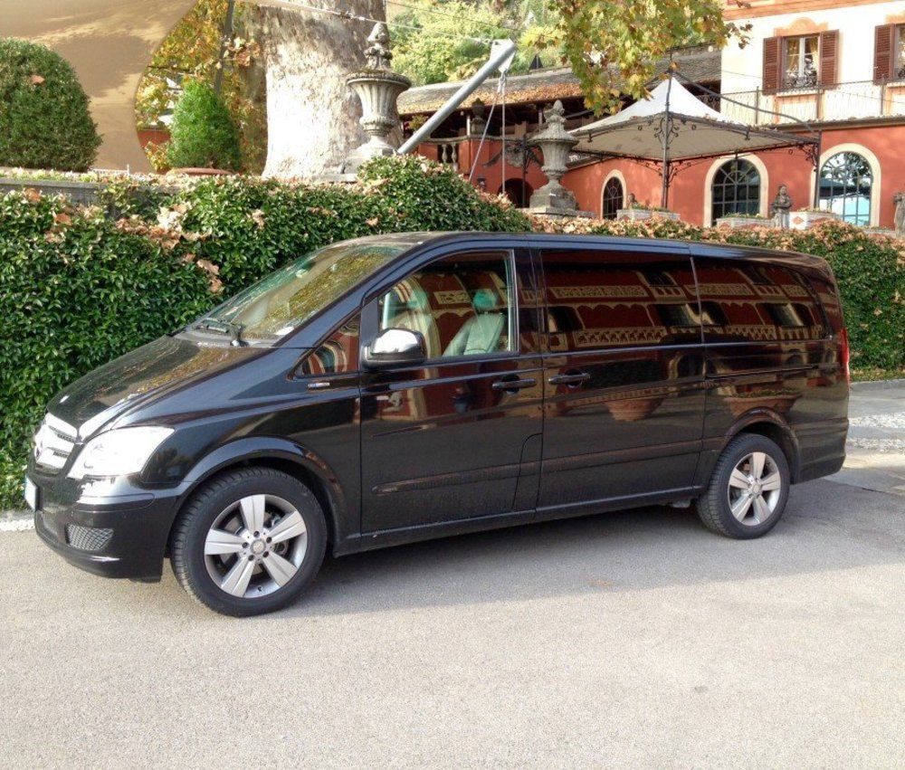 van nero con conducente