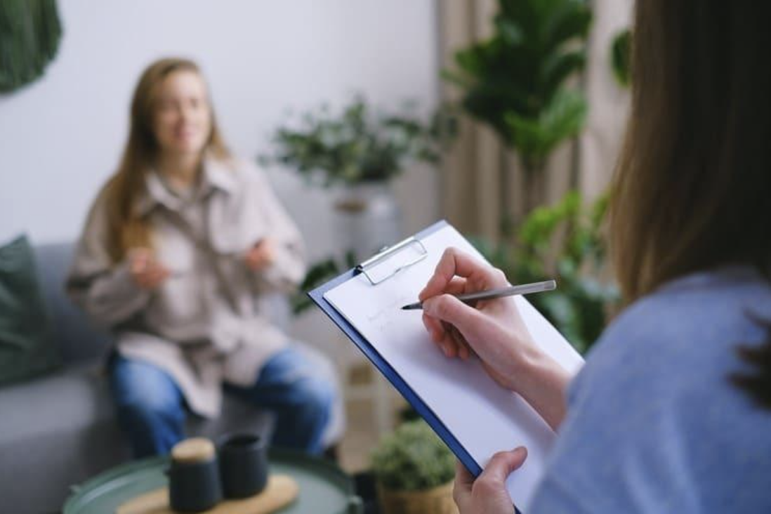 一位女性護理師協助做健康諮詢，評估健檢項目
