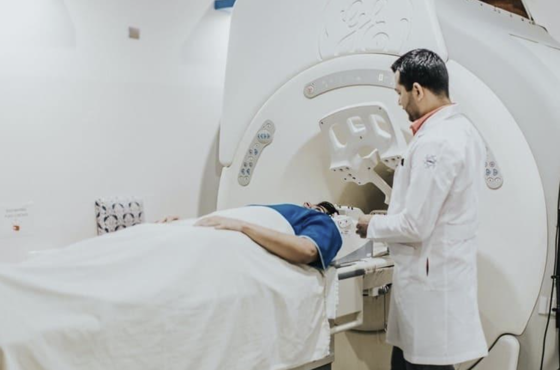 一位護理人員協助做MRI，健康檢查