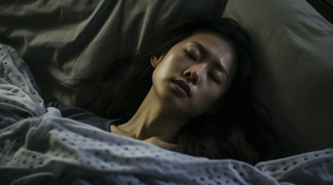  一位睡眠障礙的女性正在睡覺
