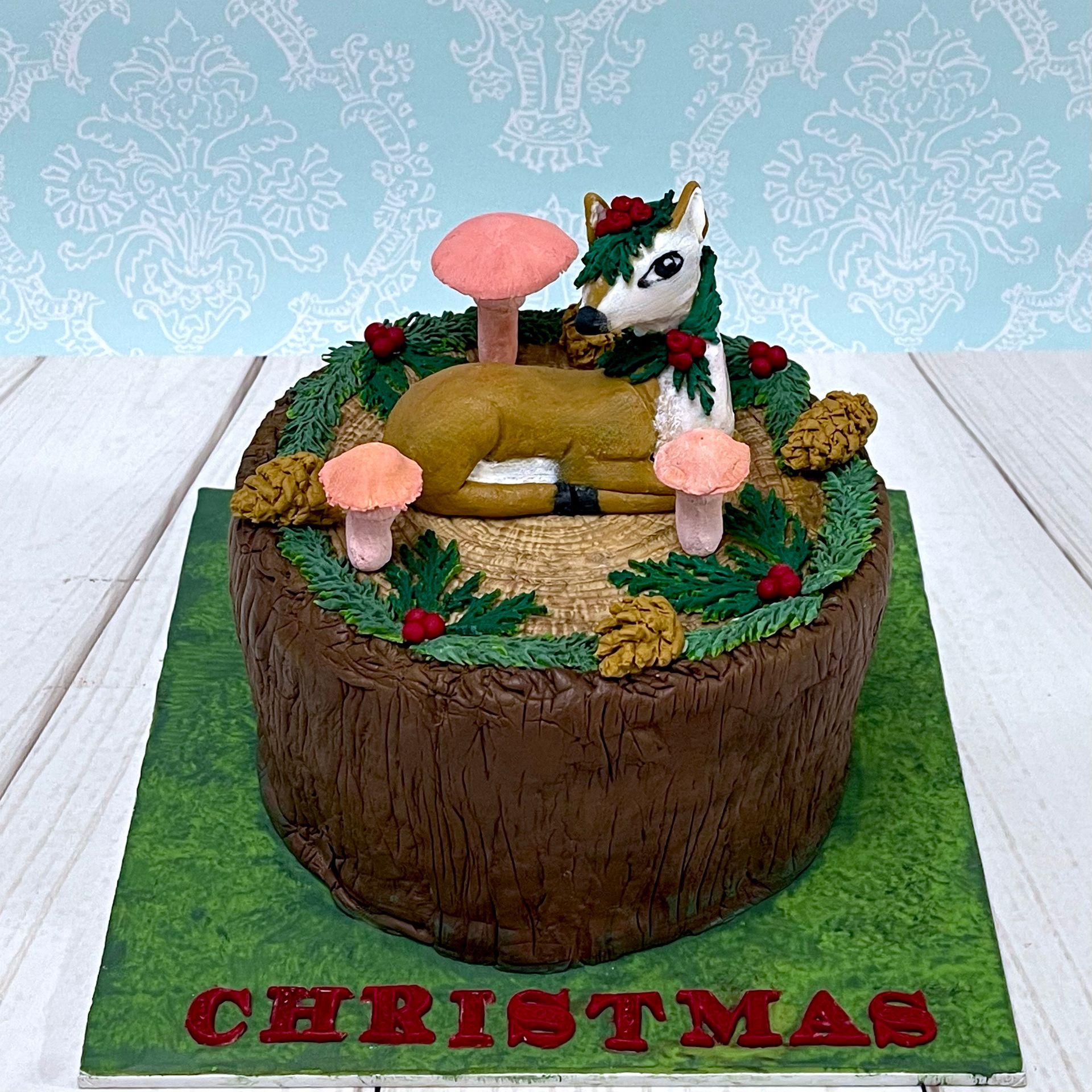 Cute Woodland Tree Stump Christmas Cake Port Macquarie
With Hand Sculpted Reindeer, Fondant Leaves, Fondant Berries and Fondant Mushrooms.