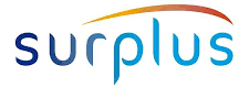 Het Surplus-logo in blauw en lichtblauw met een oranje streep boven het woord.