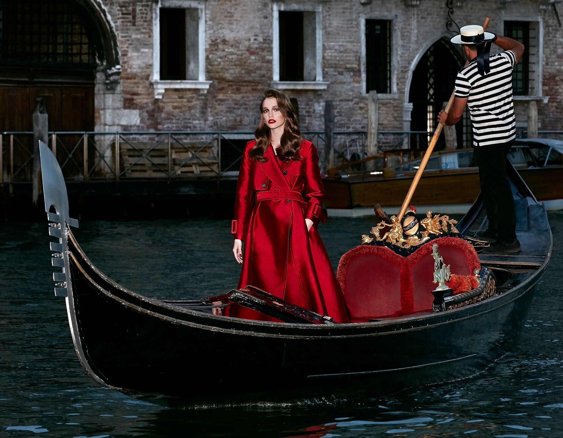 Discover “Gondola Tour” and enjoy Venice with an amazing unique experience by Palazzina Grassi.