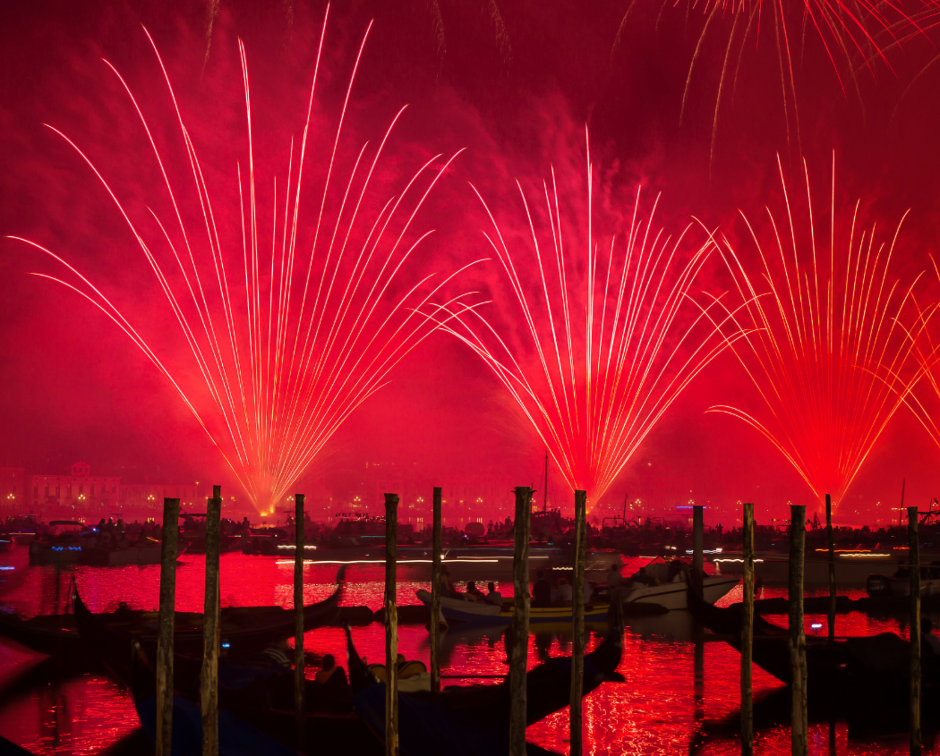 A night of refined flavors, gleaming lights, and Venice’s eternal allure