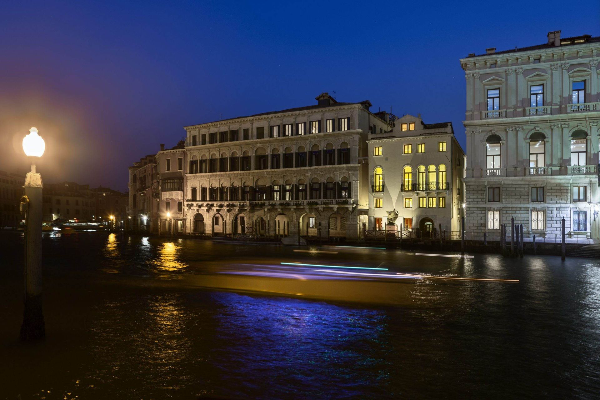 Discover “Dinner on Board” and enjoy Venice with an amazing experience by Palazzina Grassi.