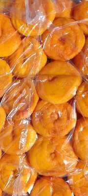 Bolsa de plástico llena de albaricoques secos de color naranja.