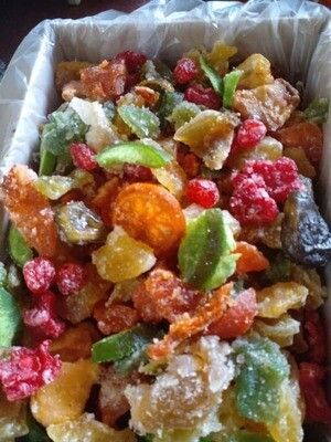 Surtido de trozos de fruta confitada de colores mezclados en una vista de cerca.