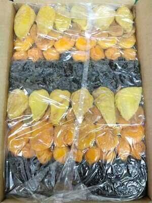Caja de rodajas de fruta surtidas envasadas en plástico transparente, dispuestas en filas