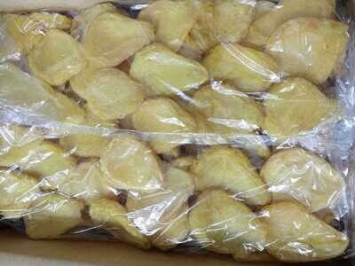 Filas de pasteles amarillos envueltos en plástico transparente sobre una bandeja.