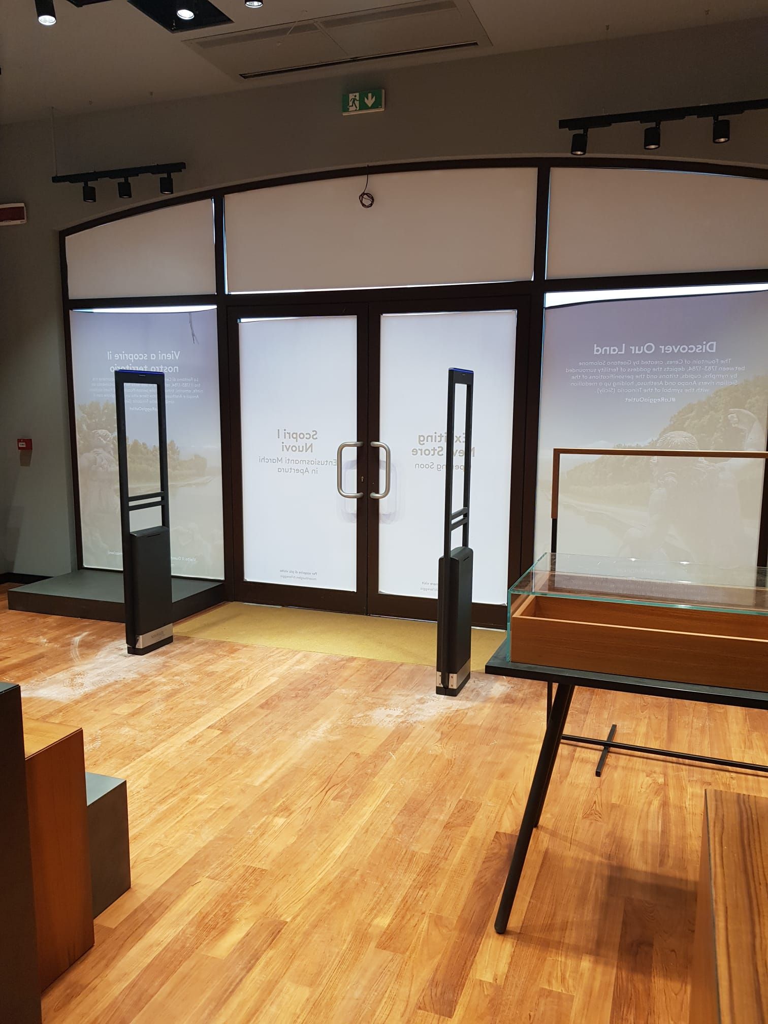 Un negozio con pavimento in legno e vetrina