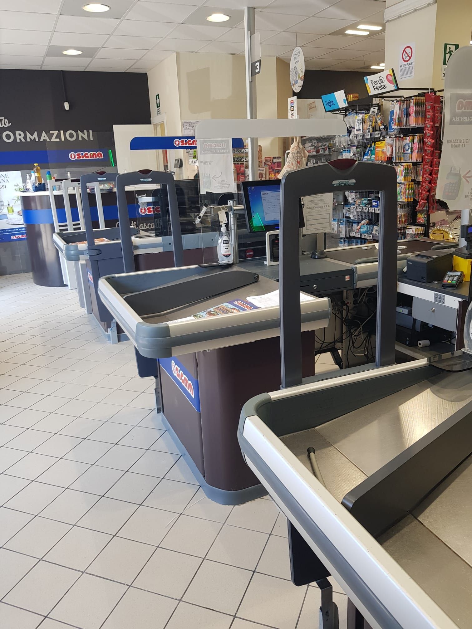 L'interno di un negozio con molti registratori di cassa