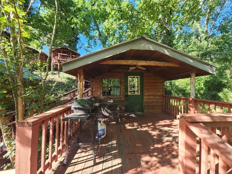 cabin 5 covered porch with propane grill and ceiling fan at copper johns